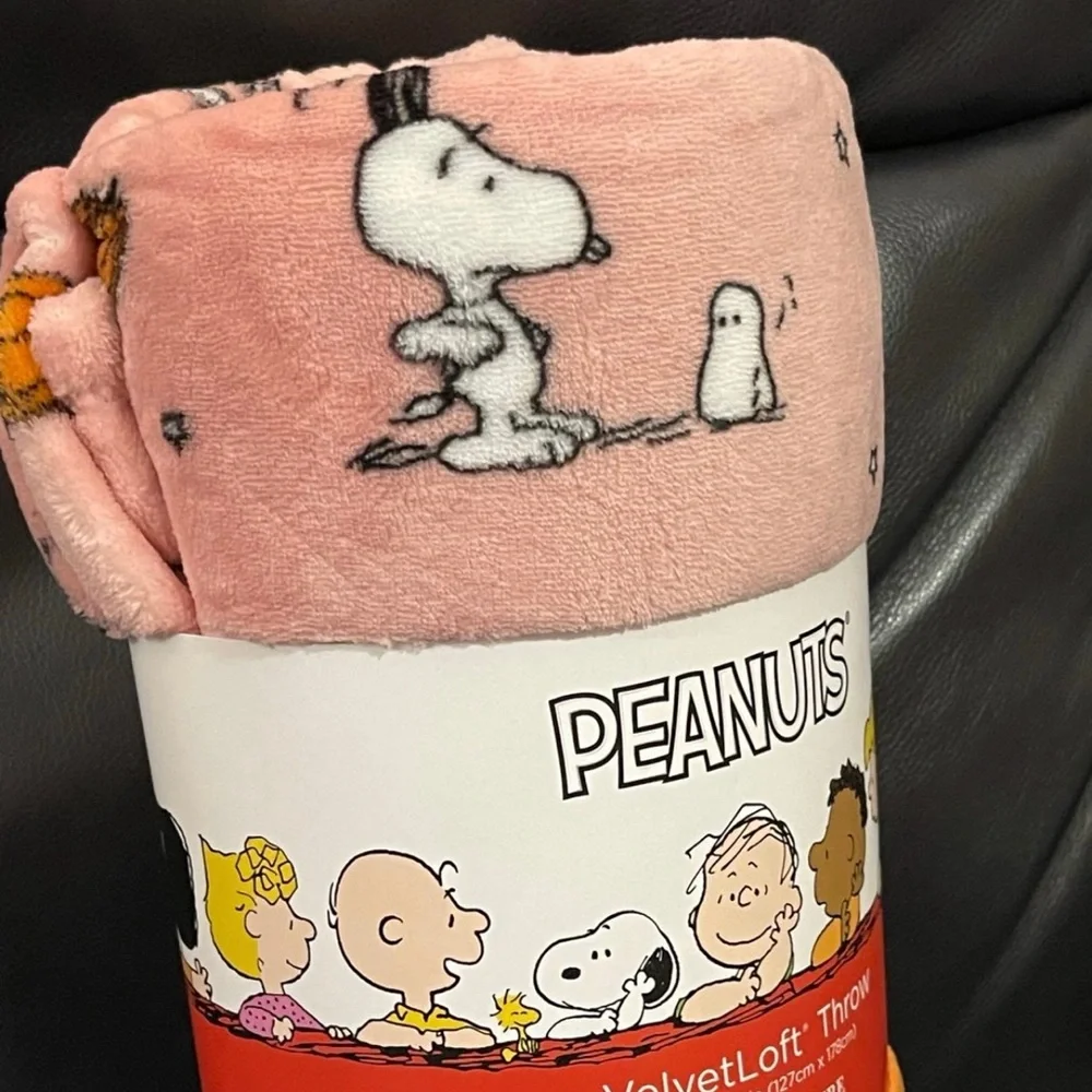Peanuts Pumpkin Dog House Plush Throw - Snoopy Pumpkin Throw